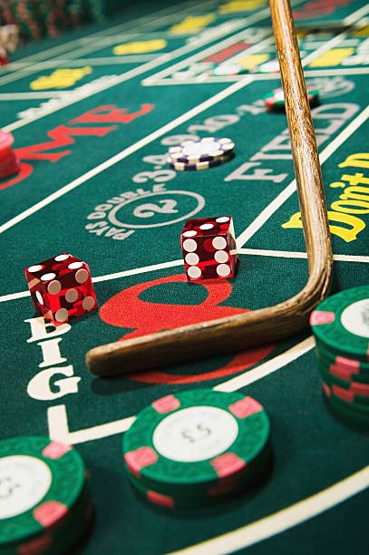 Live blackjack dealer at misteruntung HD table with multiple camera angles