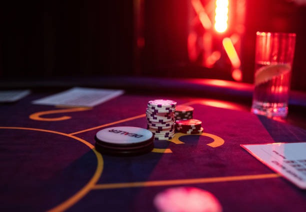 Live Lightning Dice dealer rolling three dice on misteruntung HD table